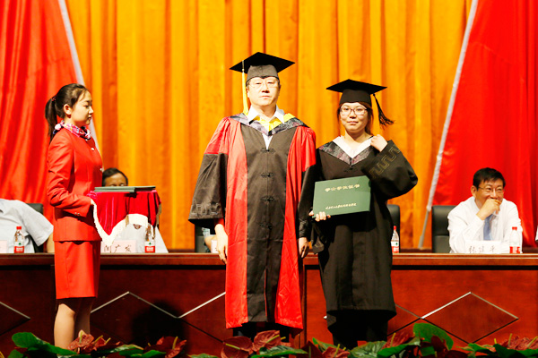 我院举行2013届毕业生毕业典礼暨学位授予大会