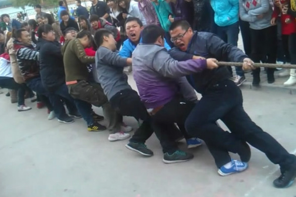 第七届纪念“一二•九运动”主题拔河比赛经管系初赛顺利结束 第七届纪念“一二•九运动”主题拔河比赛经管系初赛顺利结束