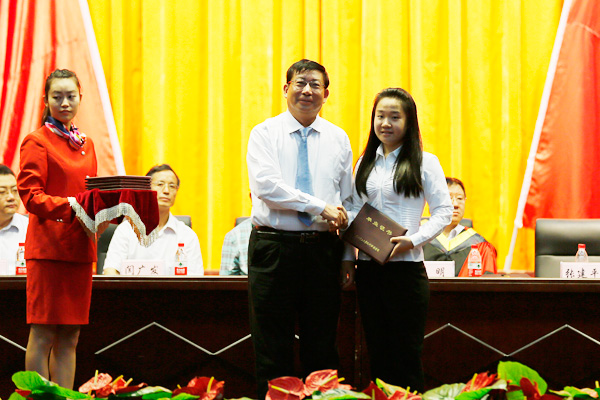 我院举行2013届毕业生毕业典礼暨学位授予大会