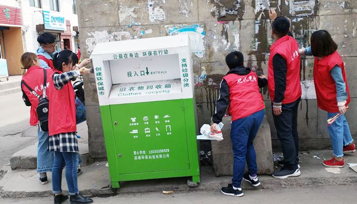 第十七学生党支部开展“践行两学一做,创建文明城市”公益活动 第十七学生党支部开展“践行两学一做,创建文明城市”公益活动