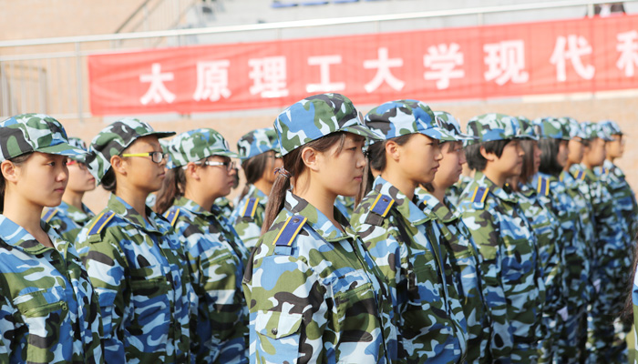 我院举行2015级新生军训汇报表演暨总结表彰大会 我院举行2015级新生军训汇报表演暨总结表彰大会