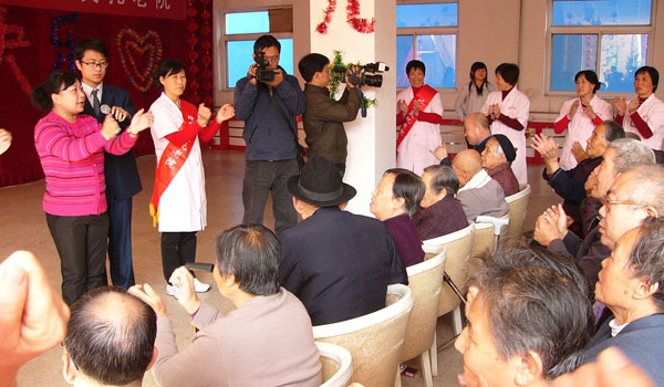 长风联合党支部赴比家美托老院联欢同庆并举行共建“创先争优”实践基地揭牌仪式 长风联合党支部赴比家美托老院联欢同庆并举行共建“创先争优”实践基地揭牌仪式