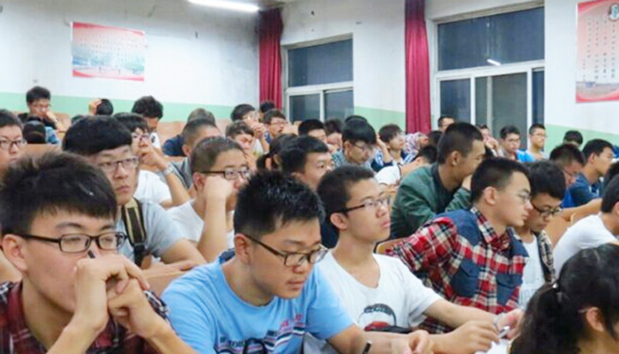 我院成功举办2014-2015学年安全教育讲座 我院成功举办2014-2015学年安全教育讲座