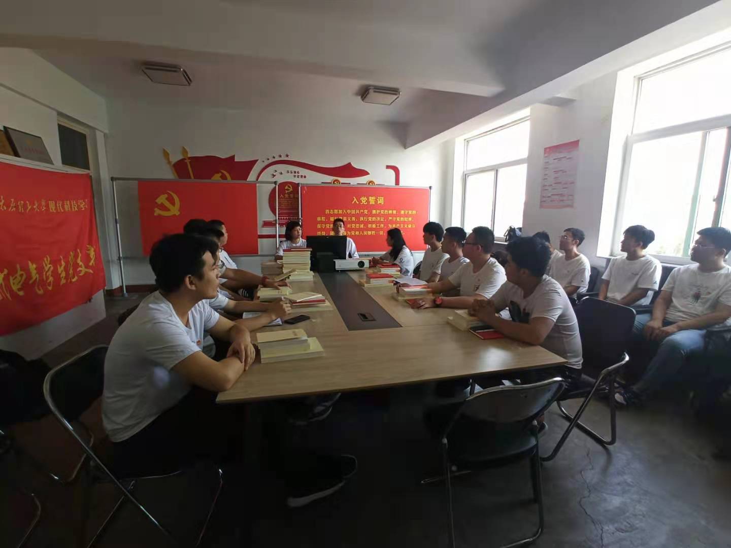 现代电气学生党支召开专题组织生活会 现代电气学生党支召开专题组织生活会