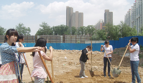 “我爱校园”——电气热能党支部开展义务劳动 “我爱校园”——电气热能党支部开展义务劳动