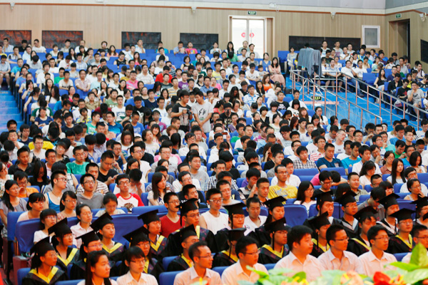 我院举行2013届毕业生毕业典礼暨学位授予大会