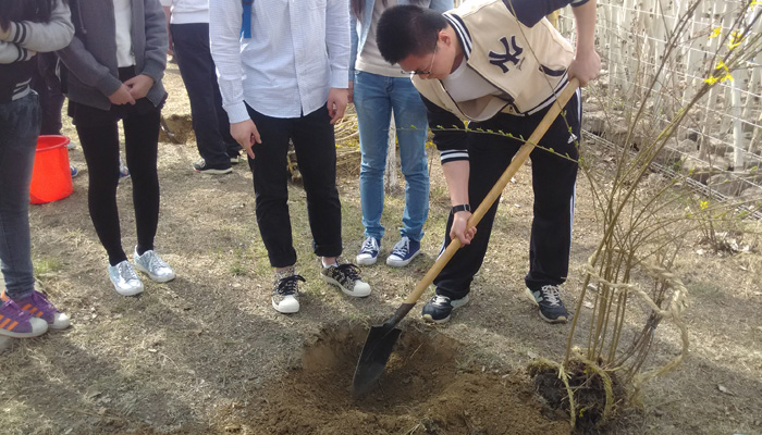 我院第三学生党总支开展“为城市添绿,做先锋党员”主题党日活动 我院第三学生党总支开展“为城市添绿,做先锋党员”主题党日活动