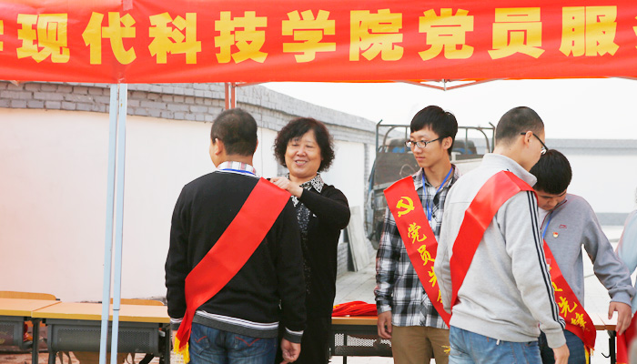 我院第一学生党支部顺利完成迎新服务岗工作 我院第一学生党支部顺利完成迎新服务岗工作