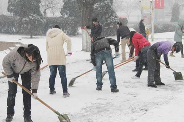 热情融化冰雪,温情充满校园 热情融化冰雪,温情充满校园