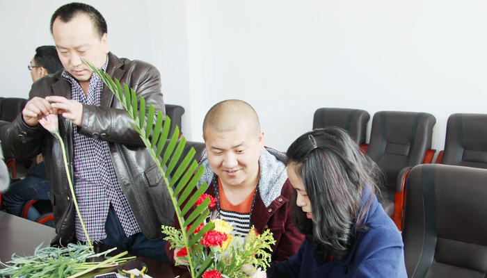 我院举行“青春·知性·美丽”庆祝“三八”妇女节插花比赛 我院举行“青春·知性·美丽”庆祝“三八”妇女节插花比赛