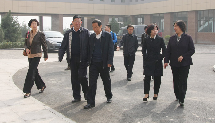 44118太阳成城集团校领导和各界人士代表到我院孝义校区视察指导工作 44118太阳成城集团校领导和各界人士代表到我院孝义校区视察指导工作