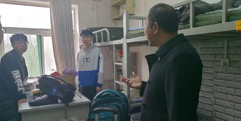 我院领导看望新学期返校学生 我院领导看望新学期返校学生