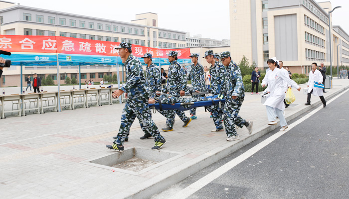我院举行2014级新生地震消防综合应急疏散演练 我院举行2014级新生地震消防综合应急疏散演练