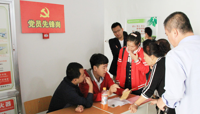 我院十七学生党支部开展迎新志愿服务活动 我院十七学生党支部开展迎新志愿服务活动