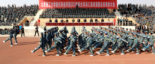 我院隆重举行2012级新生军训汇报表演暨总结表彰大会 我院隆重举行2012级新生军训汇报表演暨总结表彰大会