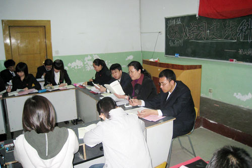 千峰联合学生党支部进行学习实践活动集中学习 千峰联合学生党支部进行学习实践活动集中学习