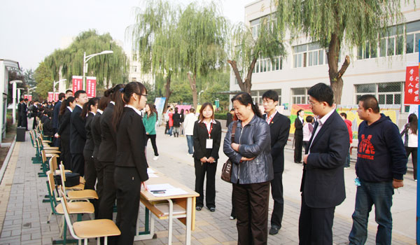 我院团学组织开展纳新工作 我院团学组织开展纳新工作