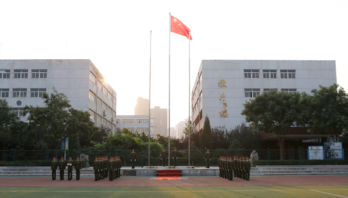 我院举行新学年升国旗仪式 我院举行新学年升国旗仪式
