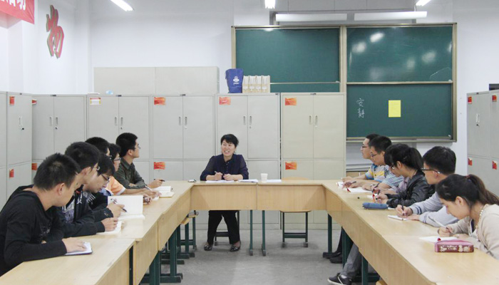 院领导深入第四学生党支部召开群众路线征求意见座谈会 院领导深入第四学生党支部召开群众路线征求意见座谈会