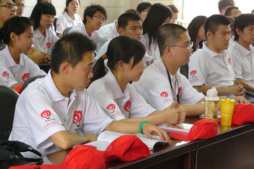 我院崔博、路一丁同学昨随山西省2008北京奥运会百名志愿者服务队出征 我院崔博、路一丁同学昨随山西省2008北京奥运会百名志愿者服务队出征