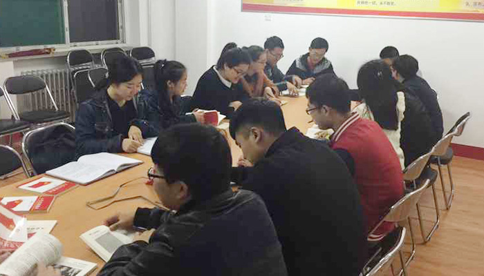 各学生党总支召开《山西省高等学校发展学生党员工作实施细则》专题学习会 各学生党总支召开《山西省高等学校发展学生党员工作实施细则》专题学习会