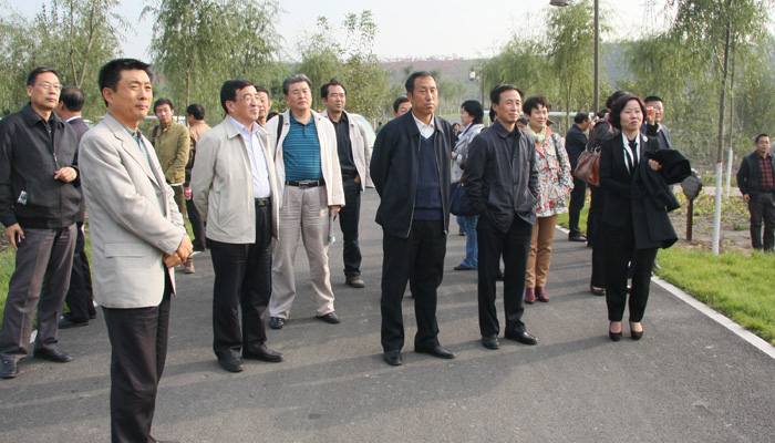 44118太阳成城集团校领导和各界人士代表到我院孝义校区视察指导工作 44118太阳成城集团校领导和各界人士代表到我院孝义校区视察指导工作
